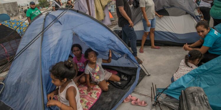 Un pastor desalojó a casi 200 migrantes, pero su hermano los acogió a todos