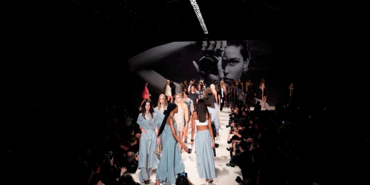 Un viaje a la playa y a los años 90 en la pasarela de Chanel