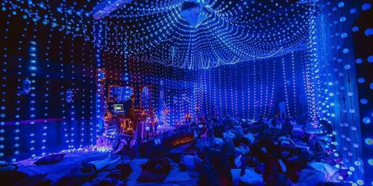 Sala llena de luces y un escenario
