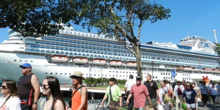 Utilizan hasta 3 mil pasajeros el puerto de Vallarta al día