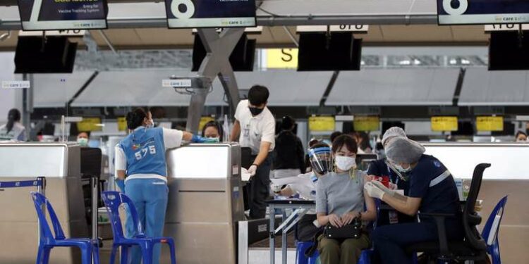 La OMS pide unificar los criterios de reconocimiento de vacunas para viajeros. (Foto: EFE)