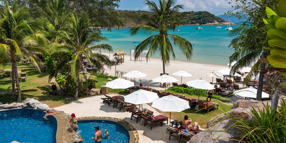 Personas en una piscina junto a una playa en Koh Samui, Tailandia