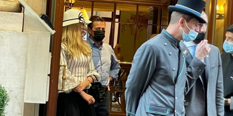 Video| "¡El ratero ya se va!", captan a Peña Nieto salir de hotel de lujo en Italia