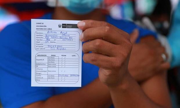 Un hombre muestra su carnet de vacunación tras recibir vacuna contra el coronavirus (Foto: Minsa)