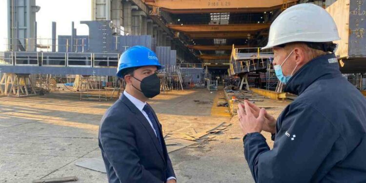 Visita Mauricio Vila astilleros y empresas dedicadas a la fabricación de barcos y cabinas navales en Italia