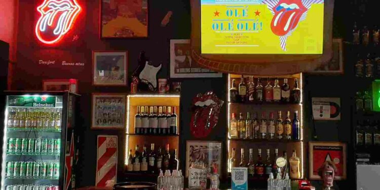 el bar que se convirtió en un templo para los fanáticos de los Rolling Stones