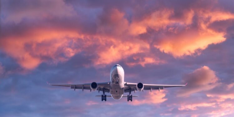 Avión en el cielo emprendiendo viaje