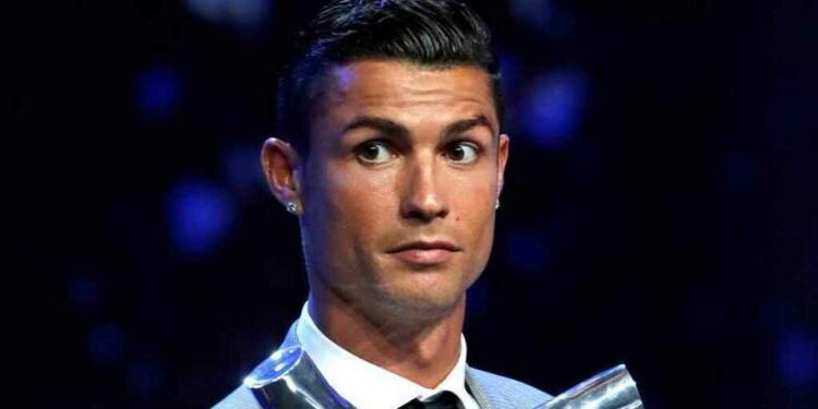 Cristiano Ronaldo, en traje durante una gala de fútbol