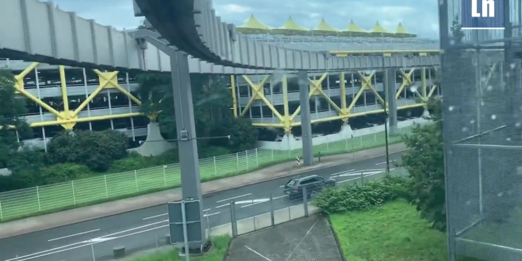 ¿Se atreve a viajar en este tren suspendido a 10 metros de altura en Alemania?