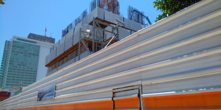 Construcción de un hotel en La Habana.