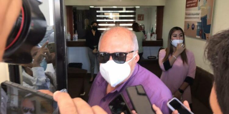 ‘El Químico’ lleva tres viajes para concretar vacunas contra el Covid, pero siempre regresa ‘con las manos vacías’