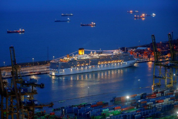 El crucero Costa Deliziosa en el puerto de Barcelona. Foto EFE/Quique Garcia.