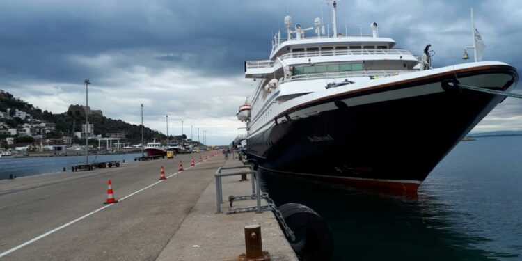 El puerto de Roses vuelve a recibir cruceros tras el parón por la pandemia