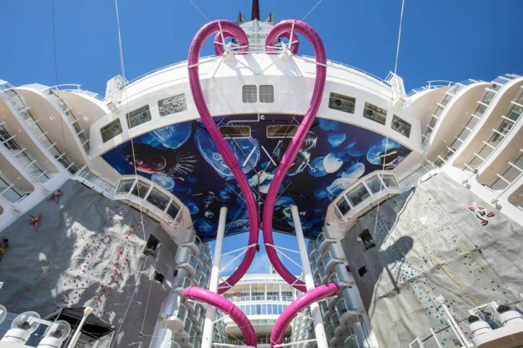 Por si no bastase con saber que se convertirá, cuando empiece a navegar el próximo 4 de marzo de 2022, en el crucero más grande del mundo, el Wonder of the Seas hará gran parte de su temporada inaugural por Europa, con recorridos de siete noches por el Mediterráneo a partir de mayo de 2022.