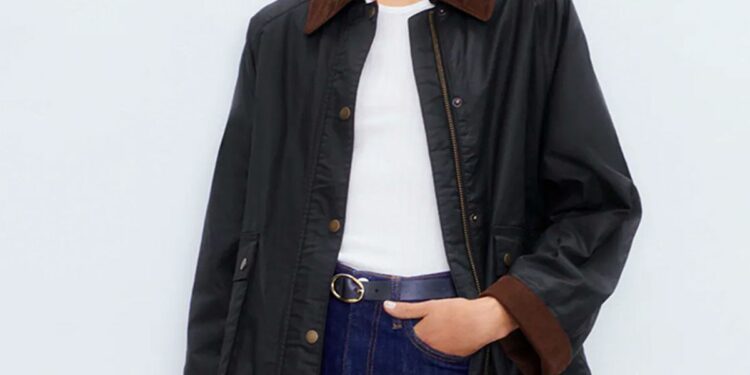 La chaqueta encerada de estilo Barbour también está en Zara