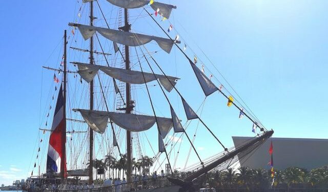 Llegan a Miami guardiamarinas del Crucero de Instrucción Internacional Otoño 2021