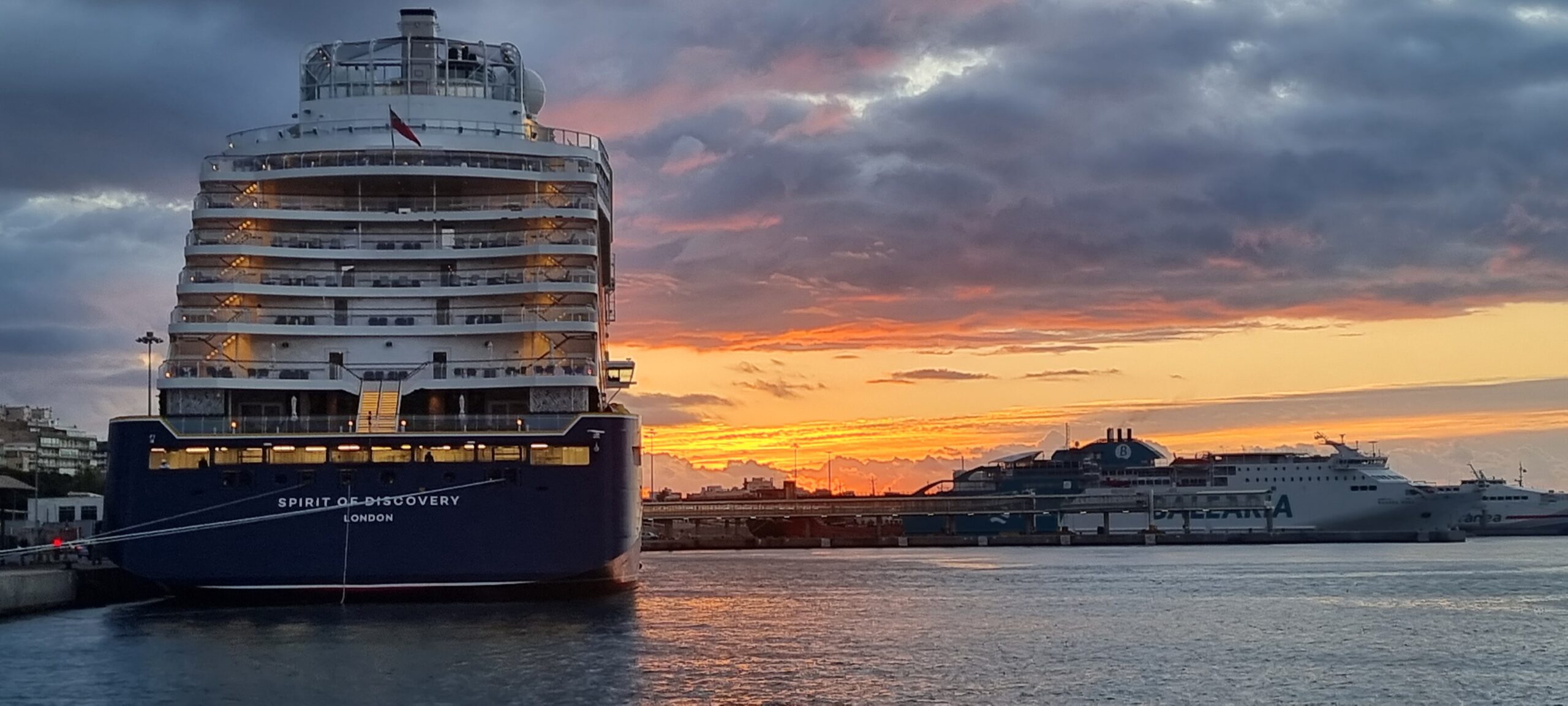 El crucero "Spirit of Discovery" despide la temporada de cruceros en el Puerto de Almería