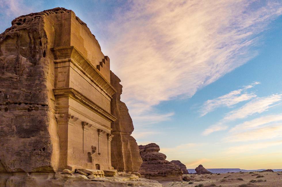 La tumba de Qasr al-Farid, excavada en la arena en Madain Saleh (Arabia Saudí).