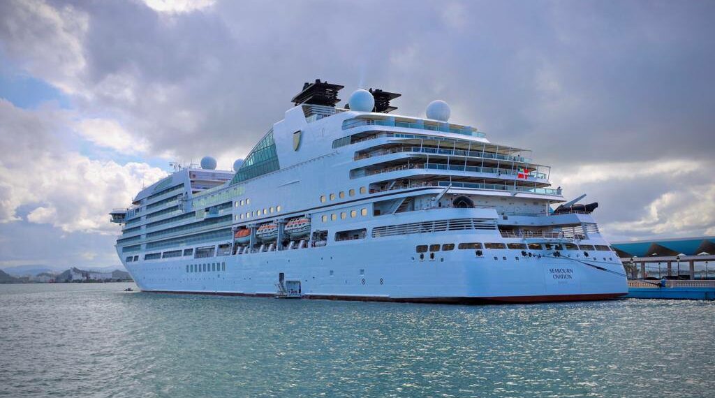 Primera visita del Seabourn Ovation