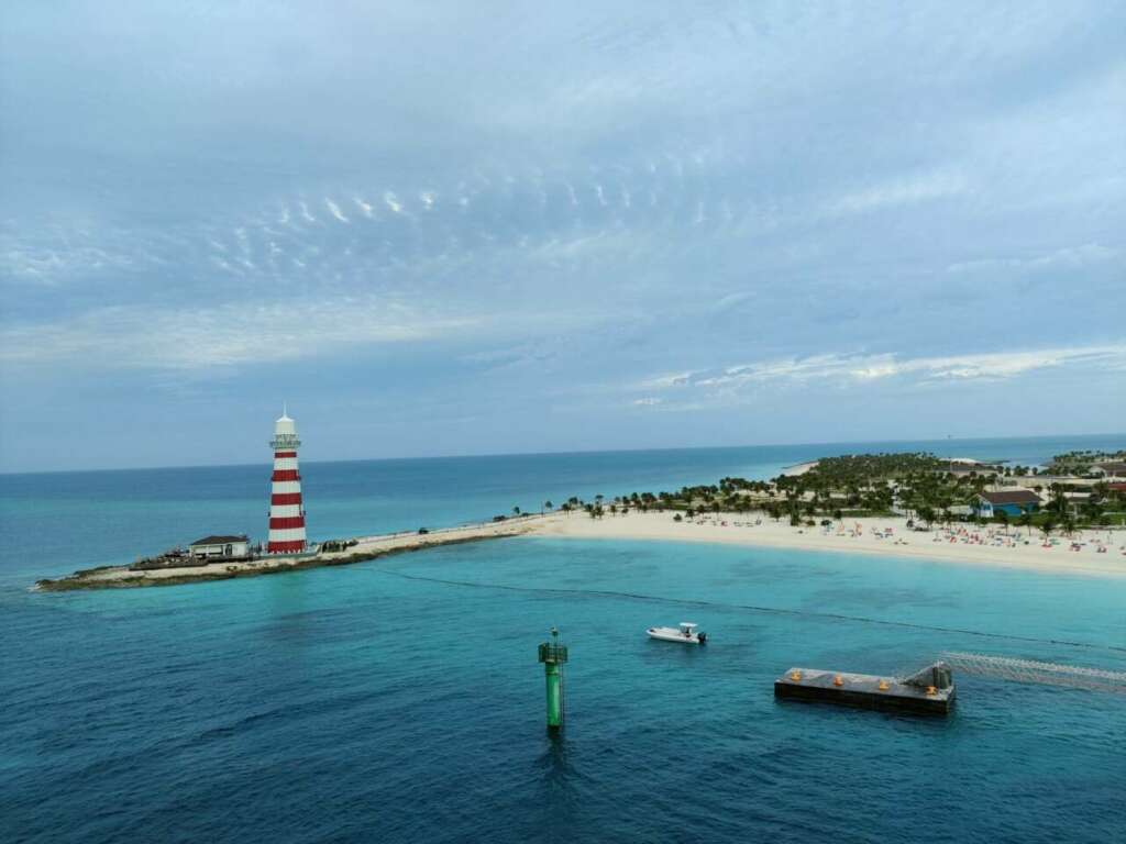 Aguas turquesas y playas vírgenes, una suave brisa que ondula las palmeras y un sol perezoso que acaricia la piel, cócteles exóticos y foodtrucks con comida bahameña, champagne y ostras, snorkel entre corales y fiestas descalzos al anochecer. En algún lugar de Islas Bimini, refugio de Ernest Hemingway y posible hogar de la ciudad perdida de la Atlántida, encontramos un diminuto paraíso con el nombre de Ocean Cay.