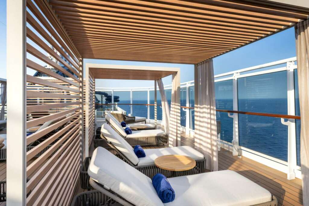 Acaba de estrenarse –con Sophia Loren como madrina – y ya promete convertirse en uno de los barcos de la temporada: MSC Seashore, el nuevo buque insignia de MSC Cruceros, es toda una ciudad en el mar. 339 metros de eslora y 170.000 toneladas, capacidad para 5.632 pasajeros y 1.400 tripulantes, 19 cubiertas, 6 piscinas, casino, teatro, cabaret, parque acuático, 18 bares y salones, una decena de restaurantes, y el Yatch Club más grande de la flota son algunas de sus cifras.