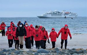 El propietario de Bleaker Island, Mike Rendell, suministró una foto tomada a distancia, tras el desembarco de pasajeros del crucero