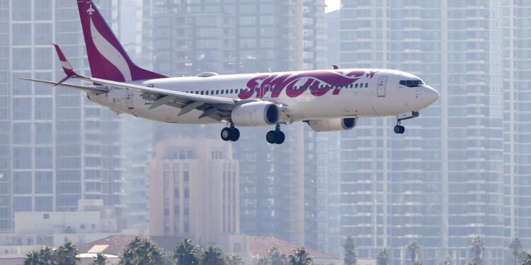 Aerolínea canadiense lanza un servicio entre San Diego y Edmonton mientras los viajes se reactivan lentamente