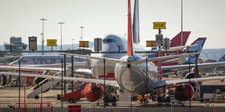 Aerolíneas responden por una serie de restricciones en los viajes por nueva variante