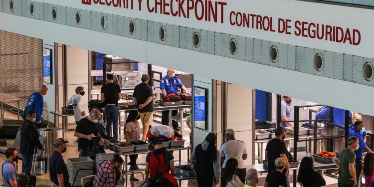 Aeropuertos DFW y Love Field se preparan para récord de tráfico aéreo para Thanksgiving