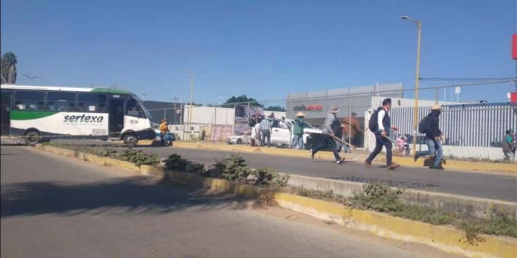 Agreden a personas que bloquearon el crucero de Cinco Señores
