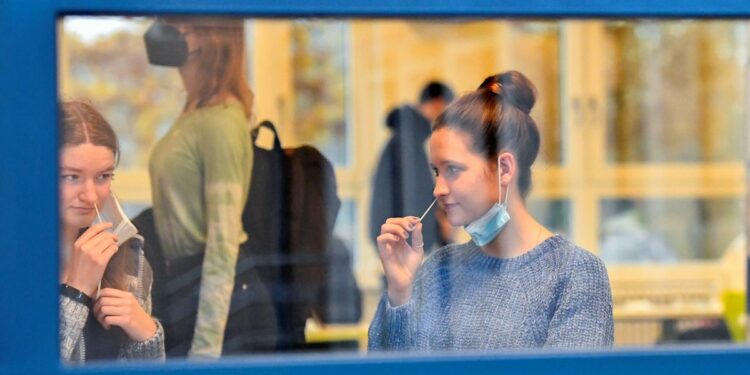 Alemania endurece las restricciones a los no vacunados y obligará a inmunizarse a sanitarios y trabajadores de residencias | Sociedad