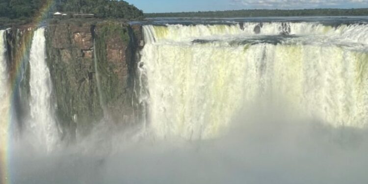 Álvaro Morte, el “profesor” de la Casa de Papel celebró los 10 años de Cataratas como Maravilla Natural del Mundo con un video en su Instagram
