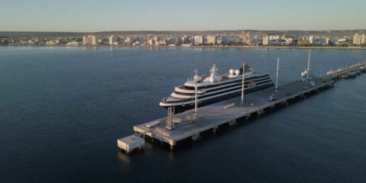 Amarró en Chubut el primer crucero de la temporada 2021-2022