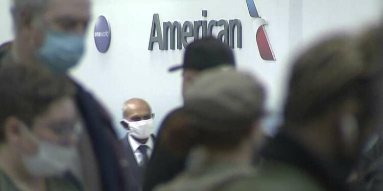 Personas esperan en fila en un msotrador de American Airlines, el domingo 31 de octubre de 2021, en Charlotte, Carolina del Norte. (WSOC-TV via AP)