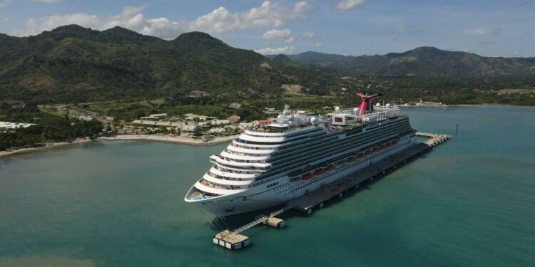 Analizan retos de comerciantes para servicio a cruceristas en Puerto Plata - Noticias de turismo