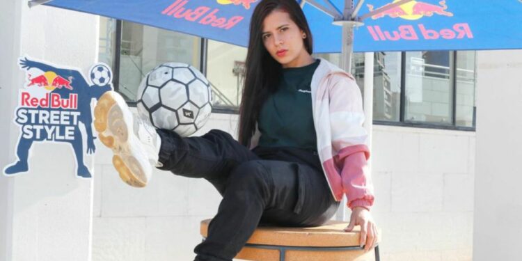 Angie Cepeda, freestyler colombiana, conocida como Azumi, se estrena en España en las finales del campeonato del mundo de Freestyle de Fútbol de Red Bull.
