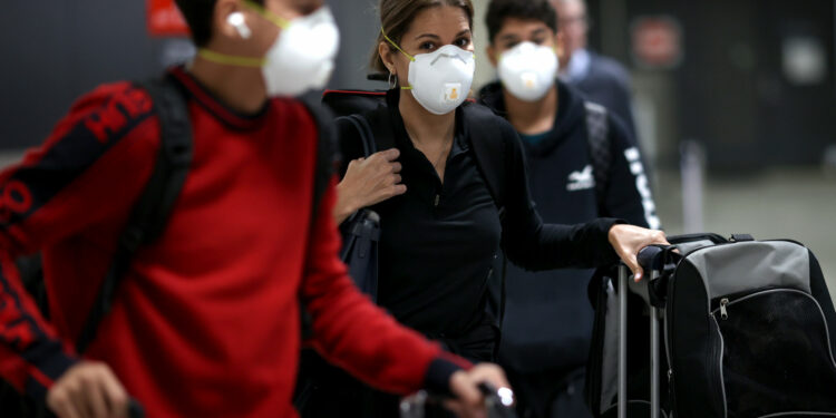 Anuncian restricciones de viajes hacia EEUU por la nueva variante del coronavirus detectada en Sudafrica | Video | Univision 45 Houston KXLN