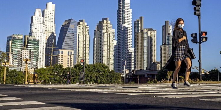 Argentina reabre las fronteras terrestres y permitirá la escala de cruceros tras el descenso de contagios