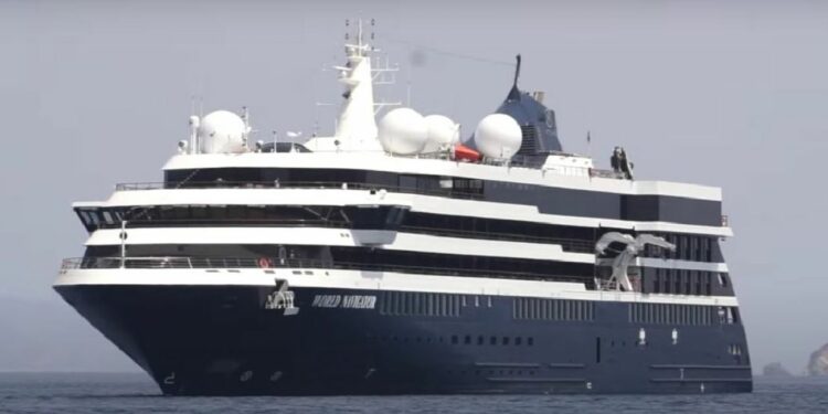 Arriba al puerto de Ushuaia el lujoso y nuevo crucero "World Navigator"