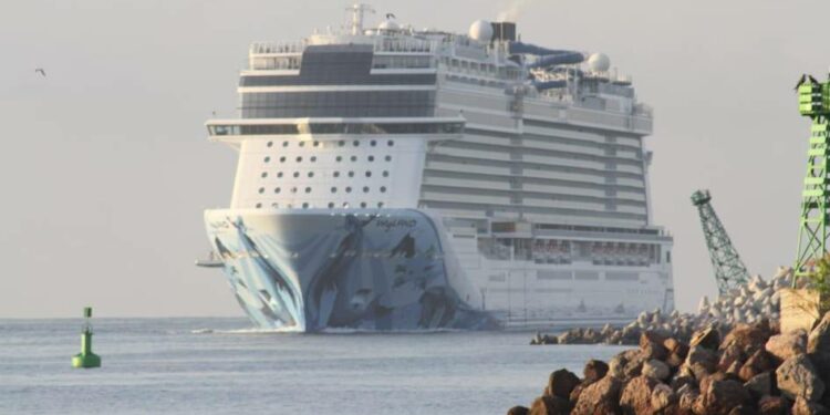 Arriba crucero Norwegian Bliss a Mazatlán con mil 794 pasajeros y mil 680 tripulantes