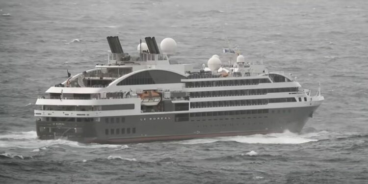 Arriban hoy al puerto de Ushuaia los cruceros "hermanos" Le Boreal y L Austral