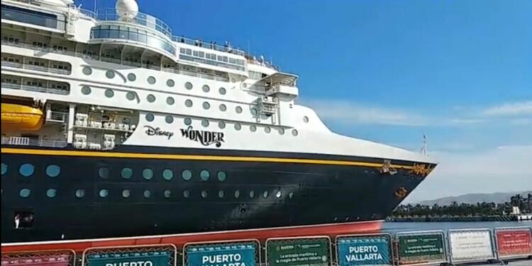 Atraca en Puerto Vallarta el crucero Disney Wonder