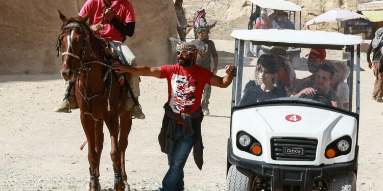 Autos eléctricos sustituyen a los carruajes en la turística Petra, Jordania | Internacional | Noticias