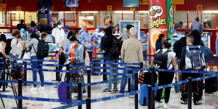 Bahamas reanuda los viajes a Cuba y Haití tras las prohibiciones por la covid-19