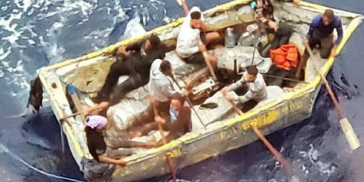 Balseros cubanos gritan ¡Patria y Vida! al ser rescatados por un crucero