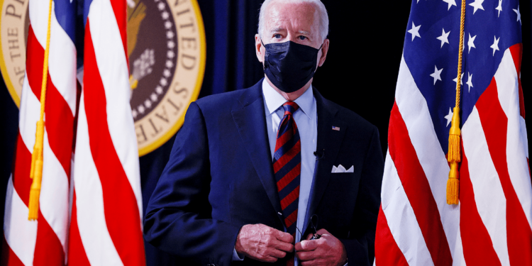 Biden no prevé por el momento más restricciones de viaje en EU por la variante Ómicron