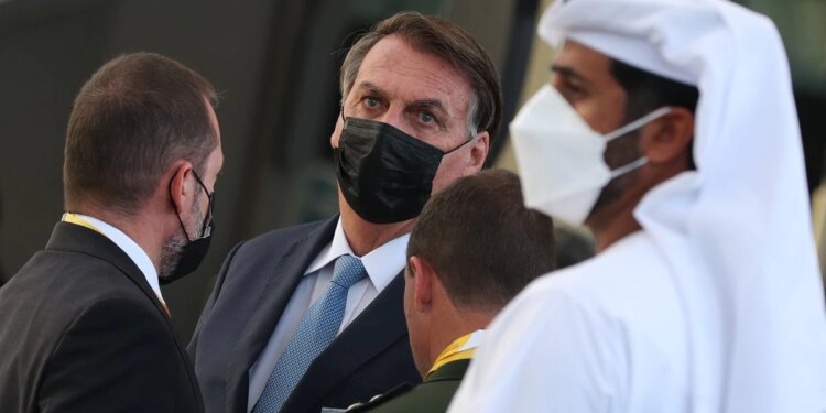 Bolsonaro dice que inversores árabes quieren dos clubes de fútbol de Brasil