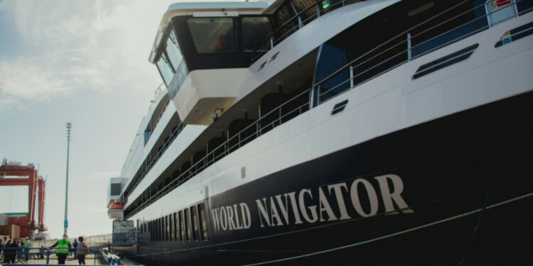 El World Navigator en el puerto de Buenos Aires.