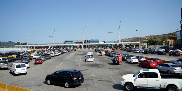 CBP advierte de largos tiempos de espera por apertura de fronteras terrestres
