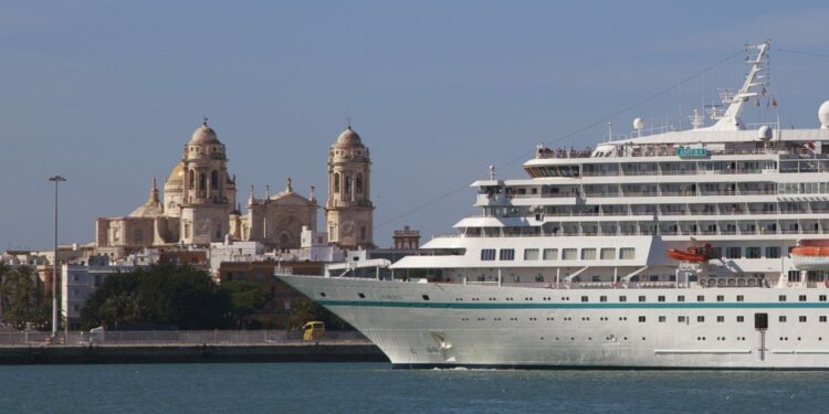 Cádiz bate su récord de cruceros en octubre con 53 escalas